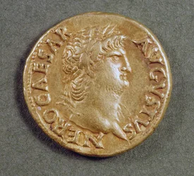 Aureus (avers) de Néron (54-68 après J.-C.) portant une couronne de laurier. Inscription : NERO CAESAR AVGVSTVS